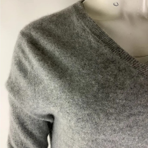 Express Sz M 100% Cashmere V Neck Sweater Gray Pullover Casual Style Thin - Picture 2 of 6
